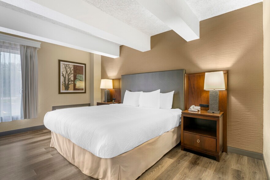 More Photos Of 250 W Church St, Mishicot Hotel For Sale
