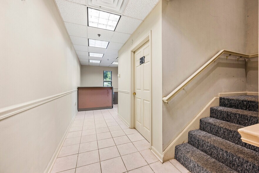 More Photos Of 14 Ilene Ct, Hillsborough Flex For Lease