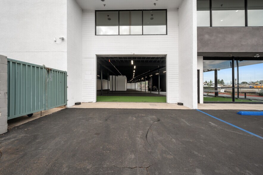 More Photos Of 800 E Dyer Rd, Santa Ana Showroom For Lease