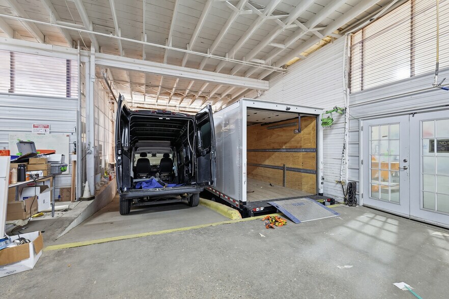 More Photos Of 2700 Atlanta St, Dallas Warehouse For Lease