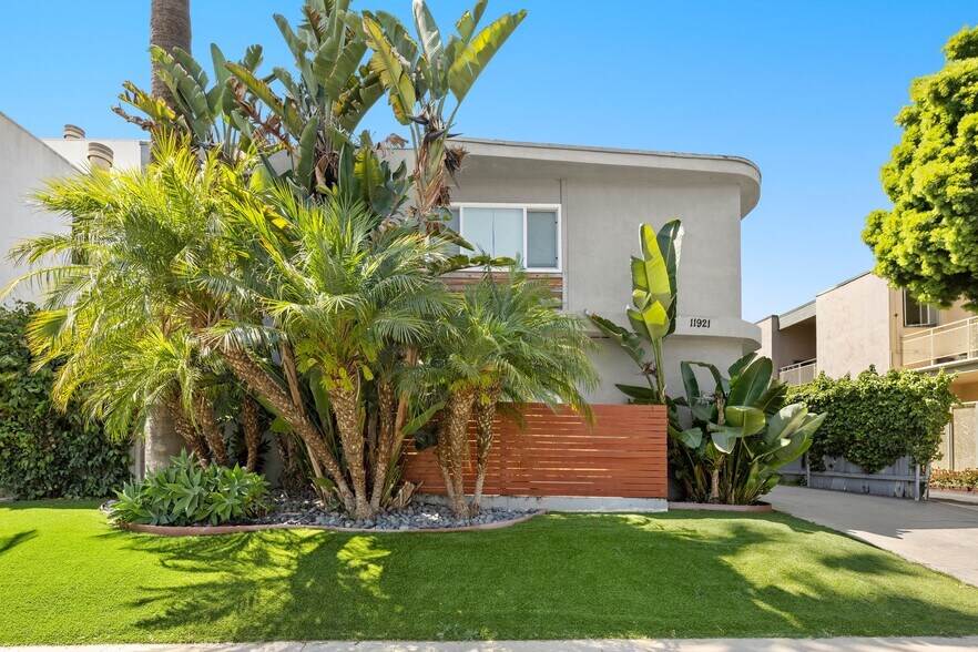 More Photos Of 11921 Goshen Ave, Los Angeles Apartments For Sale