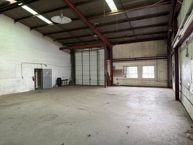 More Photos Of 5003 W Clearwater Ave, Kennewick Service For Lease