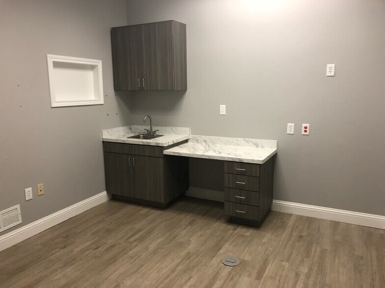 More Photos Of 4100 Fairway Dr, Carrollton Medical For Lease