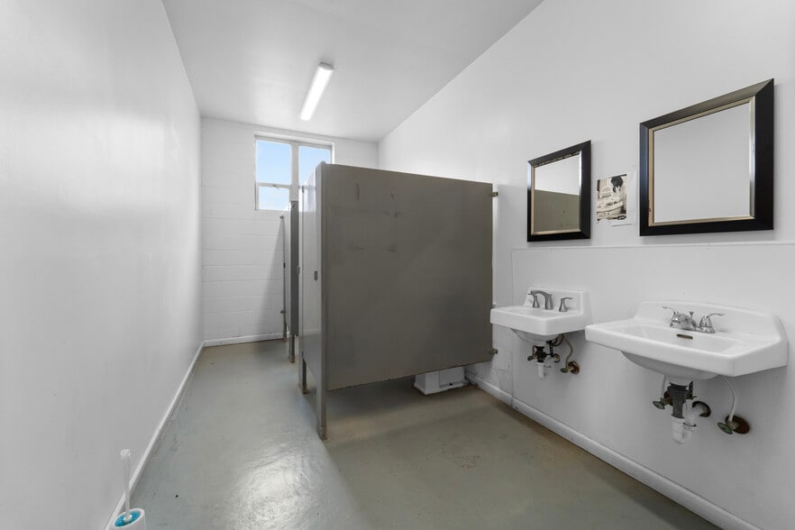 More Photos Of 209 W Main St, Linn Warehouse For Sale