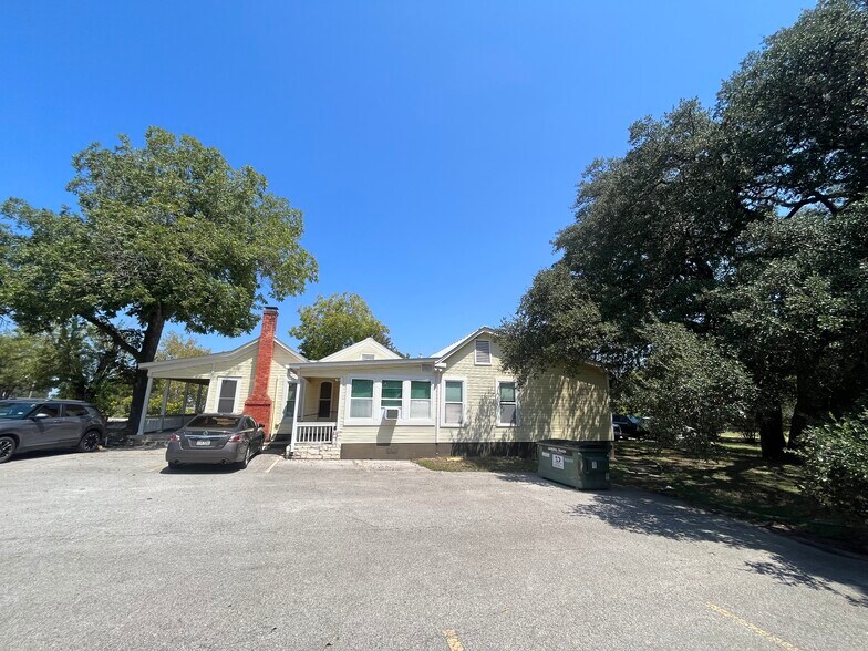 More Photos Of 211 Railroad St, Buda Medical For Sale