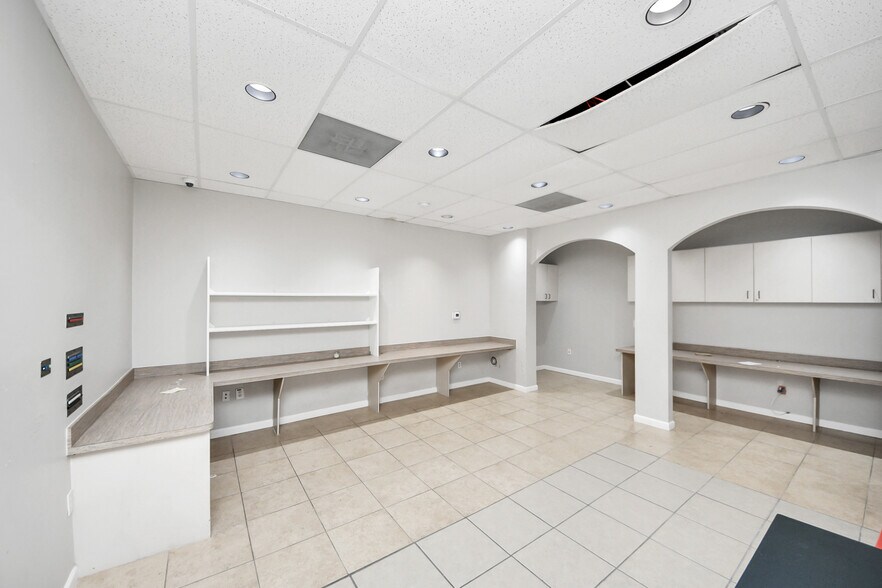 More Photos Of 926 N Wilcrest Dr, Houston Medical For Sale