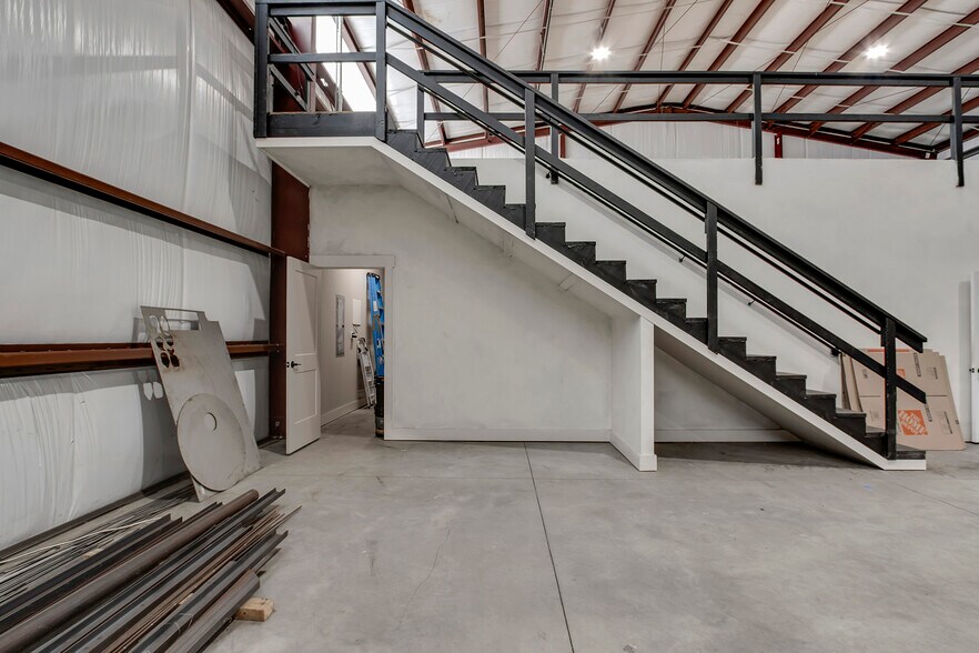 More Photos Of 145 US-70, Lenoir City Flex For Lease