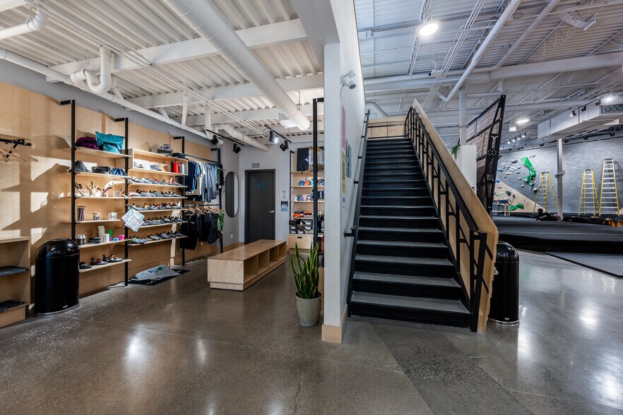 More Photos Of 5600 Av De Gaspé, Montréal Manufacturing For Sale