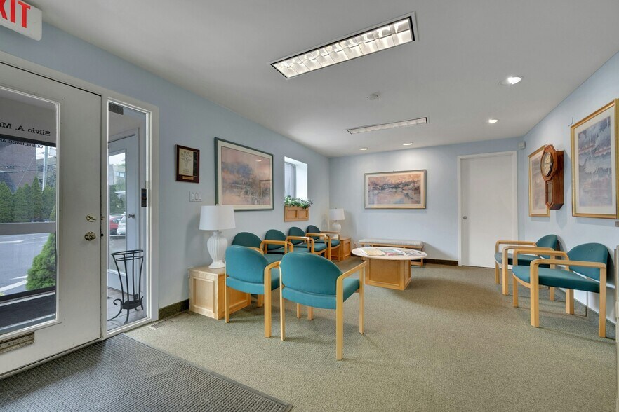 More Photos Of 27 Oak St, Stamford Medical For Lease