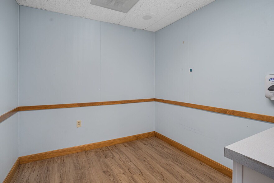 More Photos Of 24 Salt Pond Rd, Wakefield Medical For Sale
