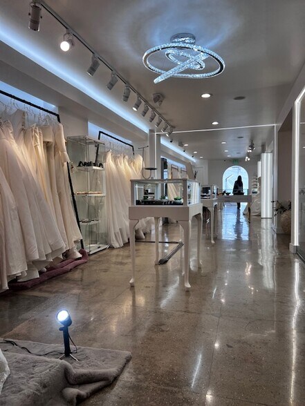 More Photos Of 330 N Western Ave, Los Angeles Storefront Retail Office For Lease