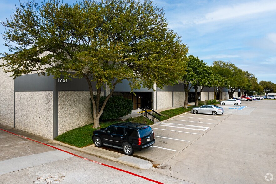 Primary Photo Of 1701 Summit Ave, Plano Industrial For Lease