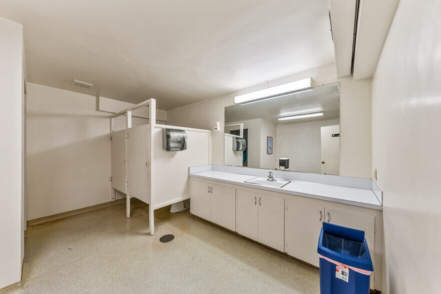 More Photos Of 655 W Umpqua St, Roseburg Radio TVTransmission Facilities For Sale