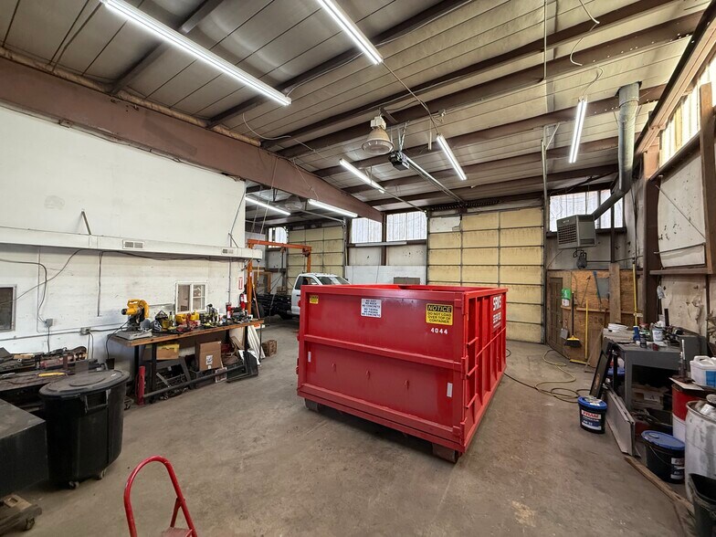 More Photos Of 1408 W Quincy Ave, Englewood Manufacturing For Lease