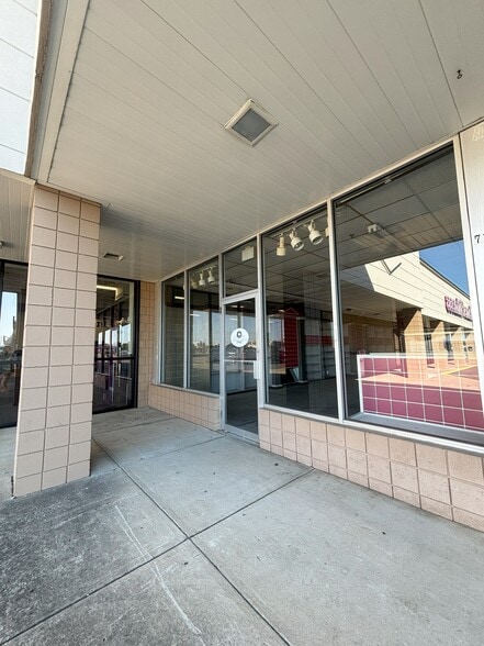 More Photos Of 700-720 N 12th St, Murray Storefront For Lease