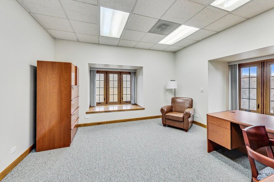 More Photos Of 28085 N Ashley Cir, Libertyville Medical For Lease