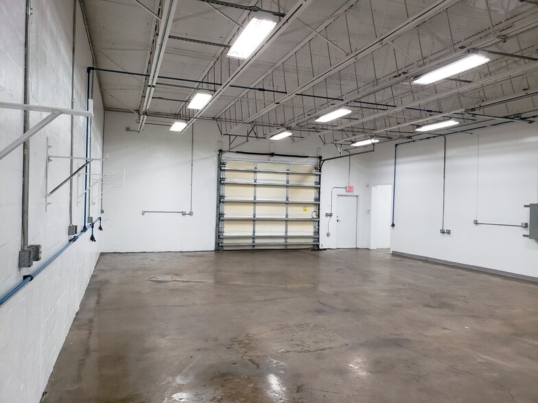 More Photos Of 3059-3061 SE Monroe St, Stuart Warehouse For Lease