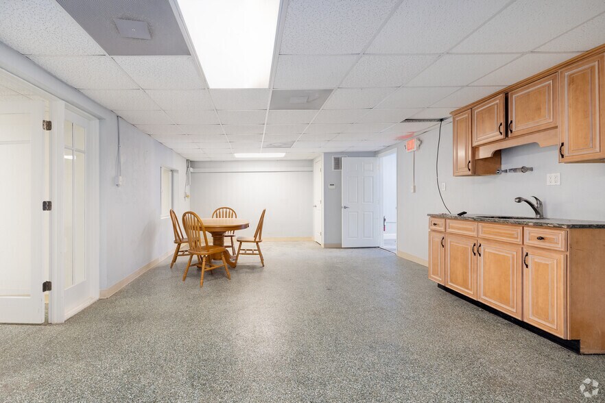 More Photos Of 236 Grove St S, Venice Freestanding For Sale