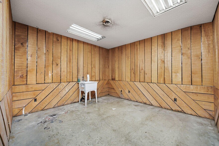 More Photos Of 504 S Harper Rd, Corinth Showroom For Sale