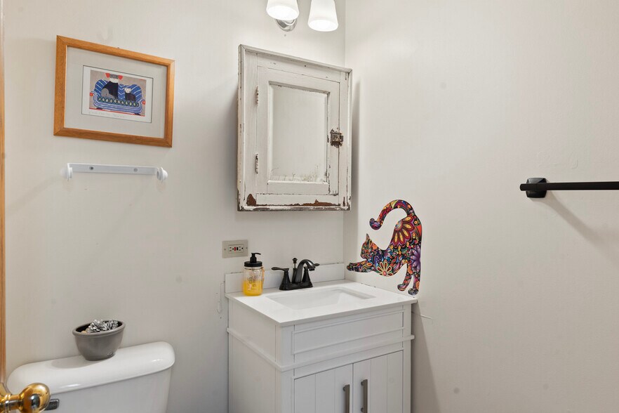 More Photos Of 4403 S Roberts Rd, Island Lake Veterinarian Kennel For Sale
