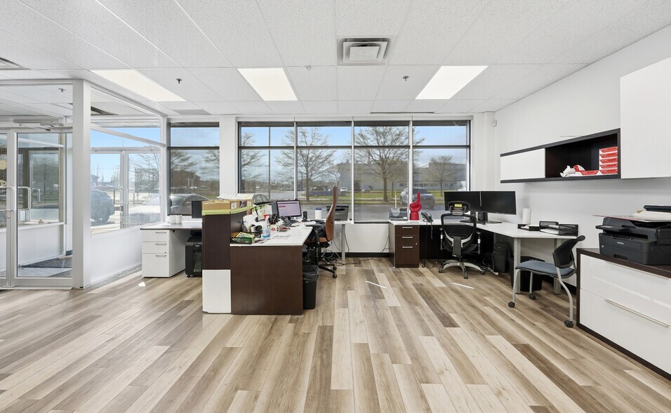 More Photos Of 2700 Boul des Entreprises, Terrebonne Office For Lease