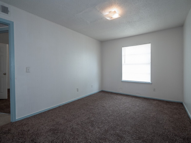 More Photos Of 5924 NW 10th St, Oklahoma City Apartments For Sale