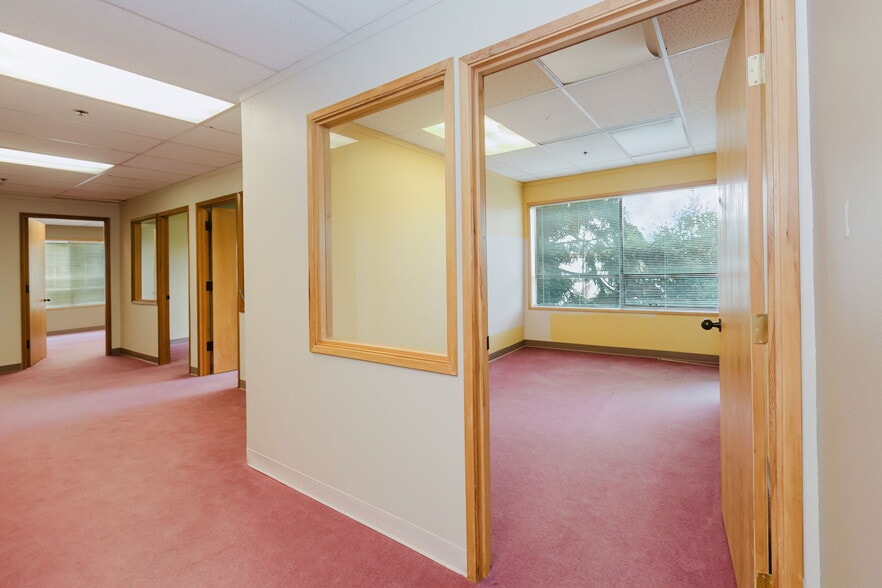 More Photos Of 1040 NE Hostmark St, Poulsbo Office For Sale