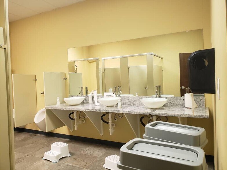 More Photos Of 6603 Langham Dr, Houston Religious Facility For Lease