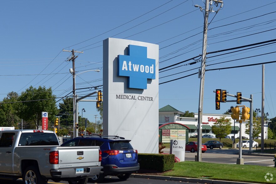 More Photos Of 1524 Atwood Ave, Johnston Medical For Lease