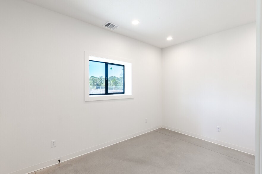More Photos Of 4091 Ashley ln, College Station Warehouse For Lease