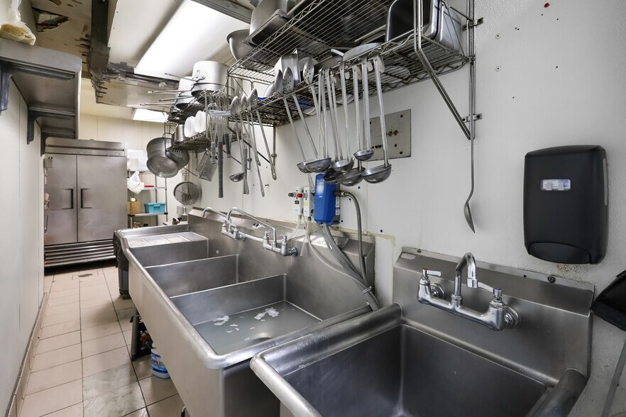 More Photos Of 2604 Custer St, Manitowoc General Retail For Sale