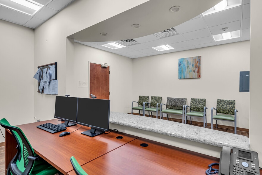 More Photos Of 500 Park Ave, Manalapan Township Medical For Lease