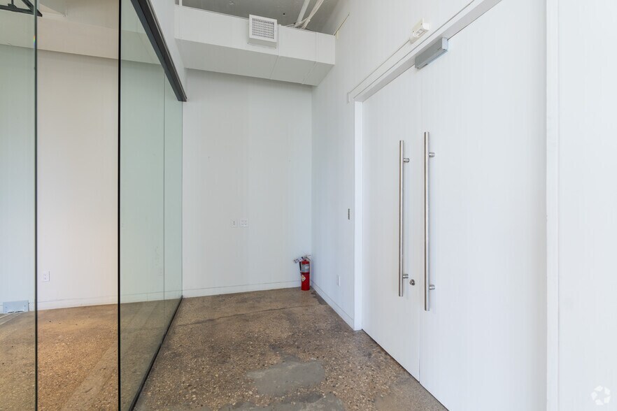 More Photos Of 121 Varick St, New York Loft Creative Space For Lease