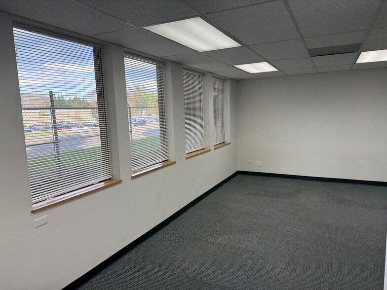 More Photos Of 7831 SE Lake Rd, Portland Office For Lease