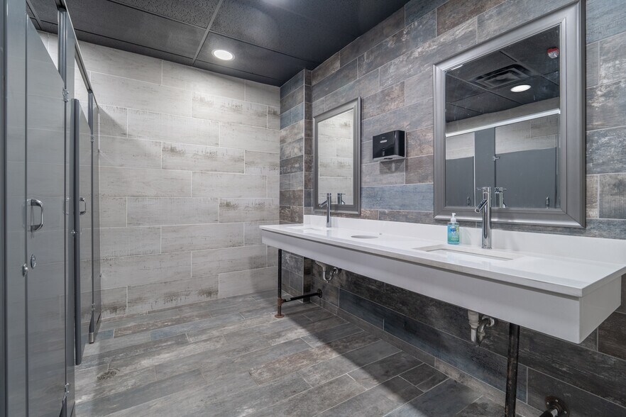 More Photos Of 2370 Justin Trl, Alpharetta Light Manufacturing For Sale