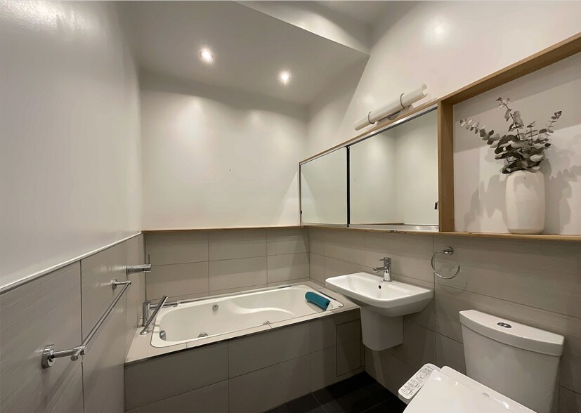 More Photos Of 1036 Av D'oxford, Montréal Apartments For Sale