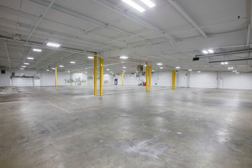 More Photos Of 2266 Distributors Dr, Indianapolis Manufacturing For Lease