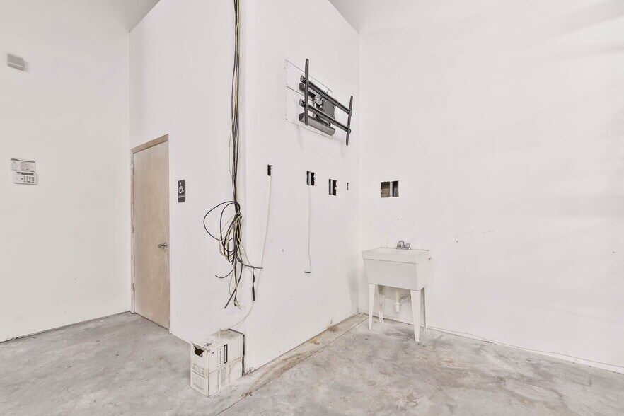 More Photos Of 1480 NE 131st St, Miami Warehouse For Sale