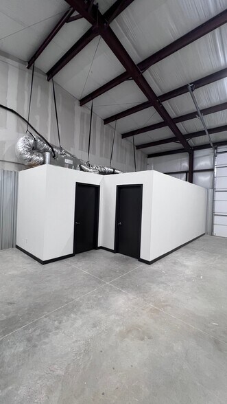 More Photos Of 5431 Old Granbury Rd, Granbury Warehouse For Lease