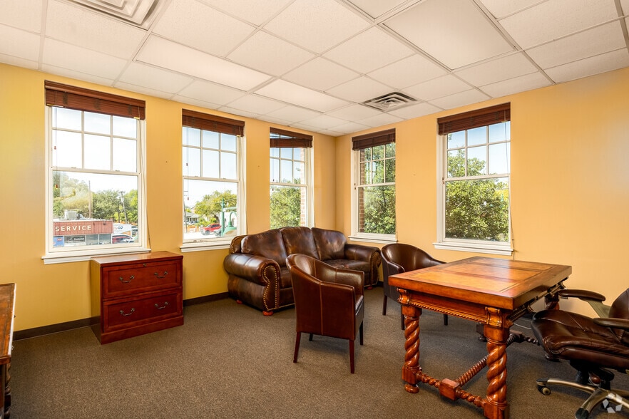 More Photos Of 601 S Main St, Grapevine General Retail For Lease