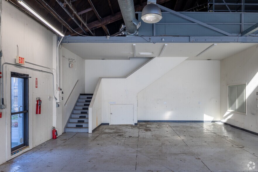 More Photos Of 101 Audrey Ave, Oyster Bay Storefront For Lease