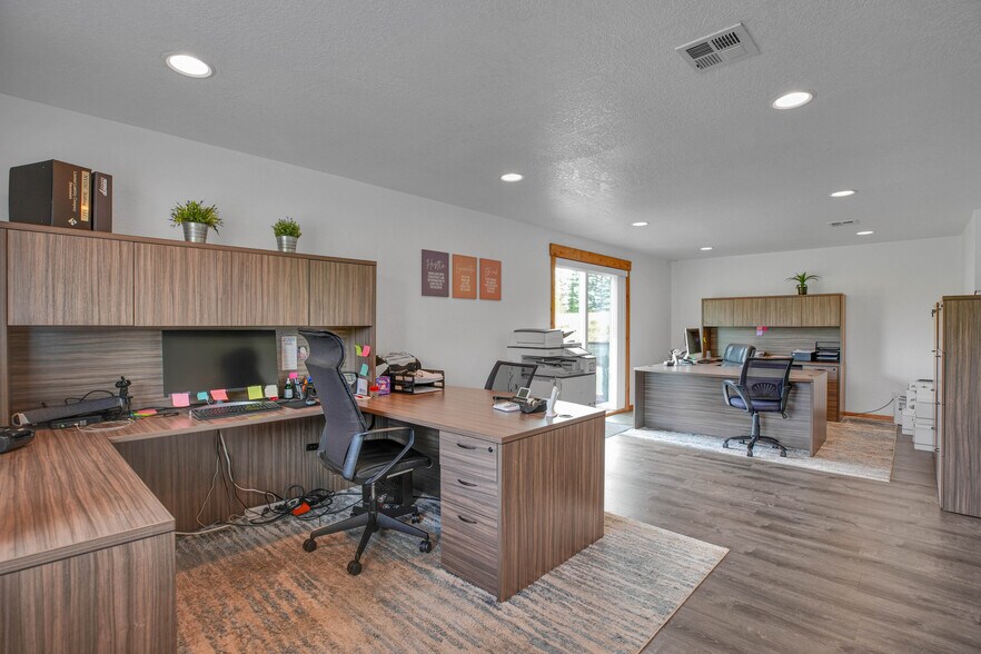 More Photos Of 406 NE 184th St, Ridgefield Office Residential For Lease