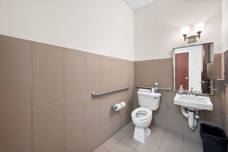 More Photos Of 820 Central Dr, Colleyville Office For Sale