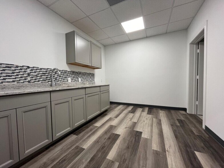 More Photos Of 11002 Sleepy Hollow Rd, Conroe Warehouse For Lease