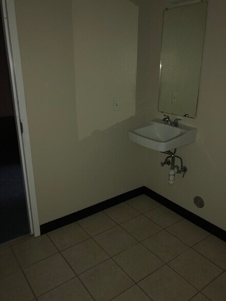 More Photos Of 11601 Pellicano Dr, El Paso Warehouse For Lease