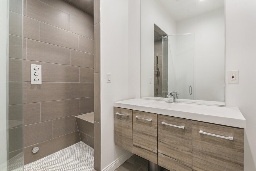 More Photos Of 1601 S Morgan St, Chicago General Retail For Sale