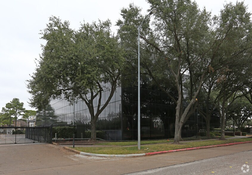 More Photos Of 530 Wells Fargo Dr, Houston Office For Sale