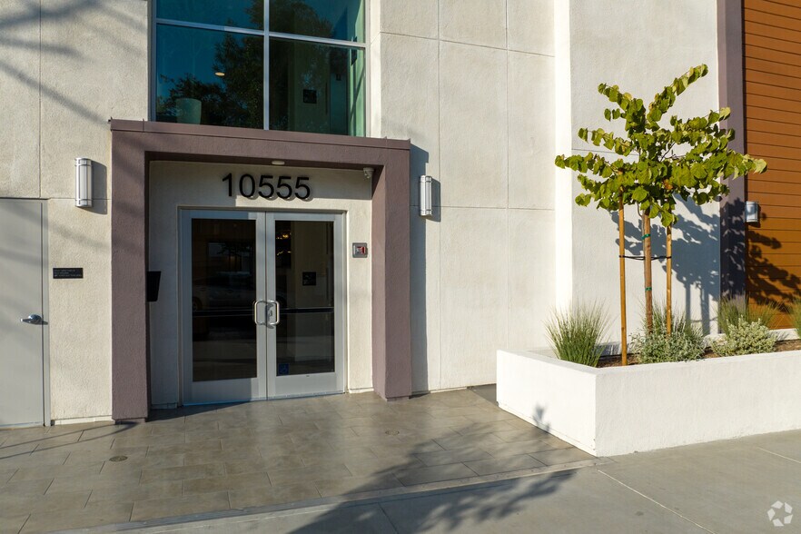 More Photos Of 10555 Bloomfield St, Toluca Lake Apartments For Sale