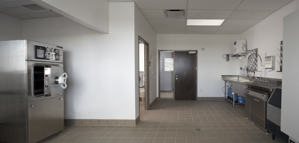 More Photos Of 2500 Crosspark Rd, Coralville Flex For Lease