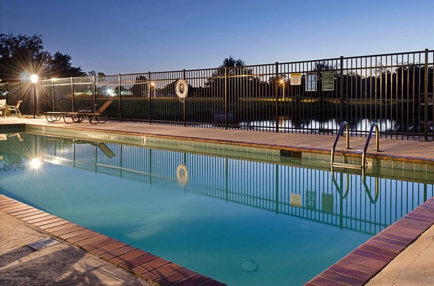 More Photos Of 957 Cedar Lake Rd, Biloxi Hotel For Sale